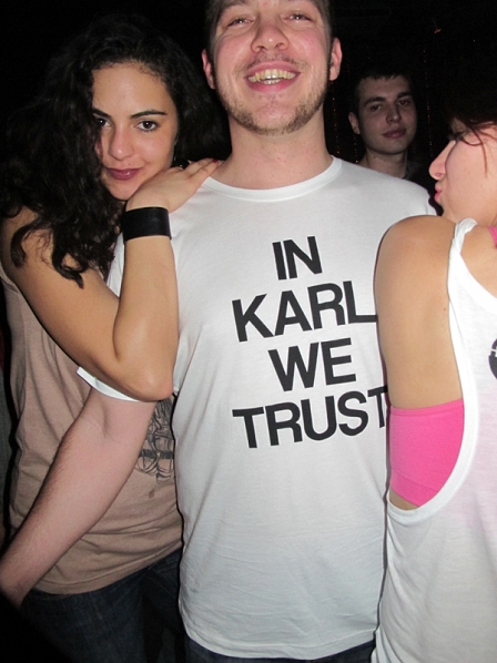 Besucher mit einem T-Shirt mit dem Aufdruck: In Karl we trust.